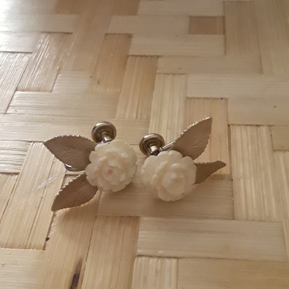 Ivory Rose leaves Earrings, 120 12KT CR - Picture 1 of 5